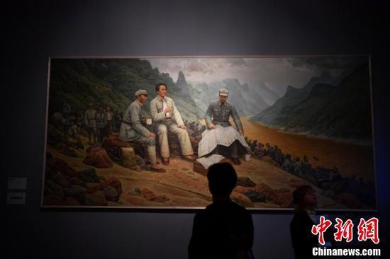 油画《巧渡金沙江》吸引观众.