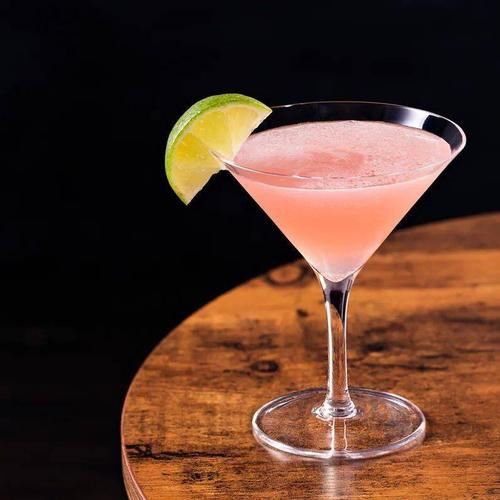 伏特加最经典的鸡尾酒就是 cosmopolitan大都会啦,做法很简单