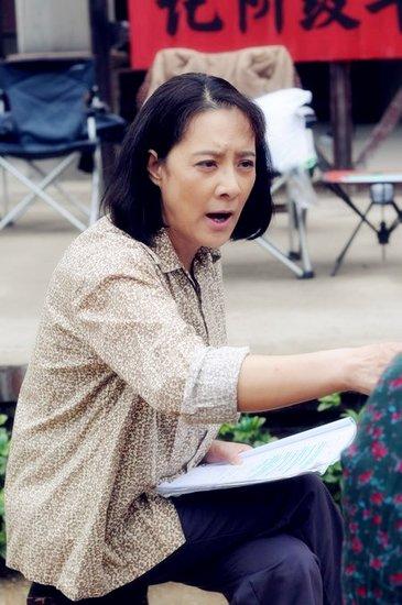 曾晓欣执导的, 郭晓冬(微博) ,李萍,梁天主演的《工人大院》目前已