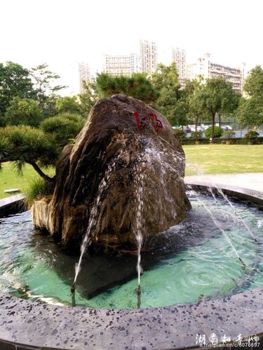 大门外一块风水石.