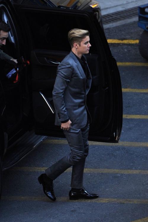 justin bieber最新西装街拍!