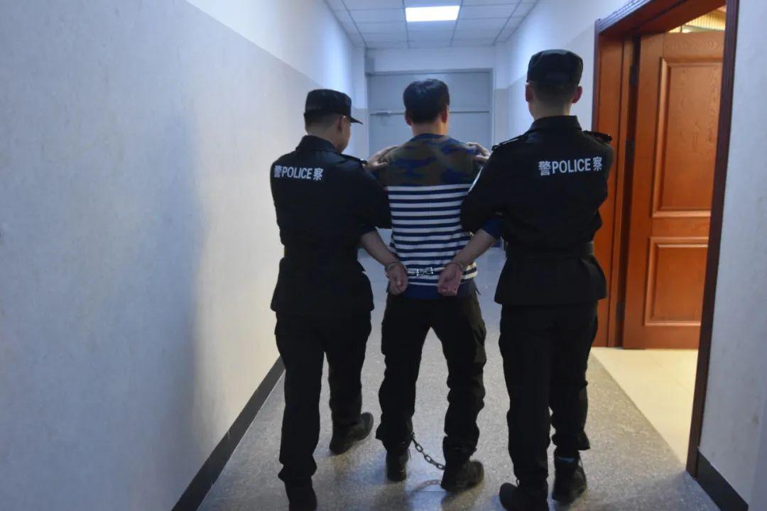 押解值庭进入法院立案大庭,第一个见到的工作人员就是法警,他们负责