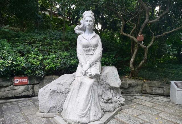 目前的王朝云雕像,我以为非常不错.王朝云手拿佛经,掩卷沉思