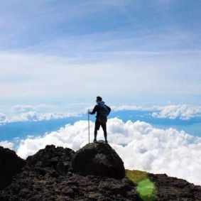 徒步登山女微信头像