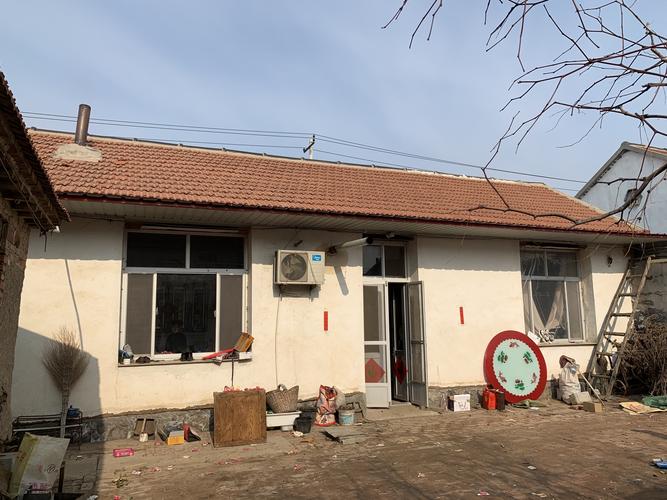 十年代初,和我年龄相仿,建房子时肯定不清楚,但院子填土时记得很清楚