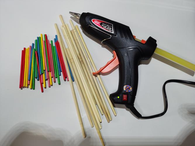 准备好不用的8根一次性筷子,5种颜色的数学小棒,热熔胶枪,剪刀.
