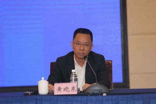 在新闻发布会上,省人力资源和社会保障厅党组成员,省就业局局长黄晓东