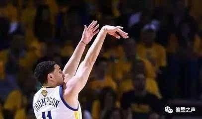 仅凭着肌肉记忆,在10次三分投篮中,汤普森命中了8球,命中率高达80