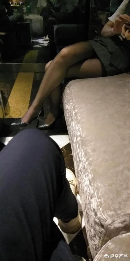 我是上班族,公司规定必须穿黑色丝袜高跟鞋,但脚总出汗怎么办?