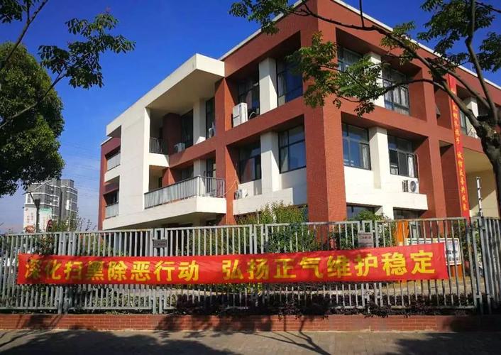 朱家角小学宣传海报进橱窗 4 学生,老师,家长驻足展板前,认真学