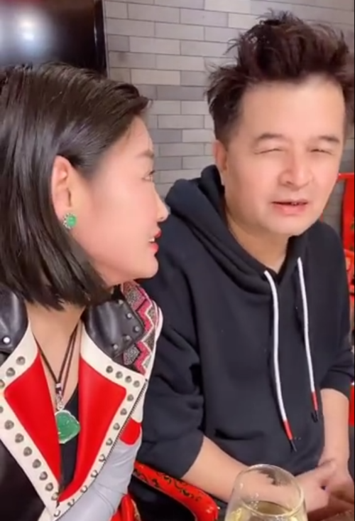 在宴会中,老毕和张玉娇貌似还喝了酒,两人畅快交流,看上去关系不错