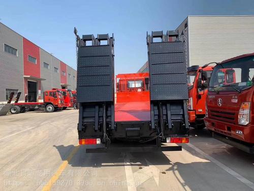 解放悍v前四后八挖机平板拖车上装配置:板宽2.