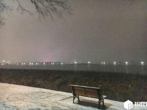 杭州降大雪全城狂欢游客记录最美西湖夜景组图