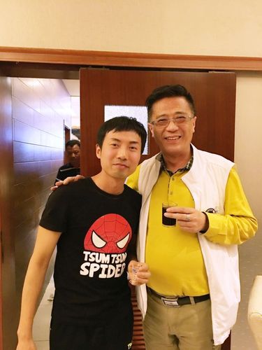 和滑稽演员薛文彬合影