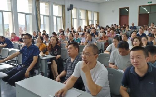 北川西苑中学举行新学期教师培训会