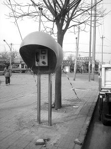 移走电话亭 避开钢丝绳(图)