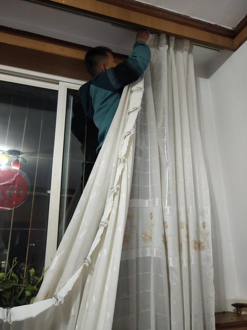 1.21我在帮忙把窗帘拆下来清洗