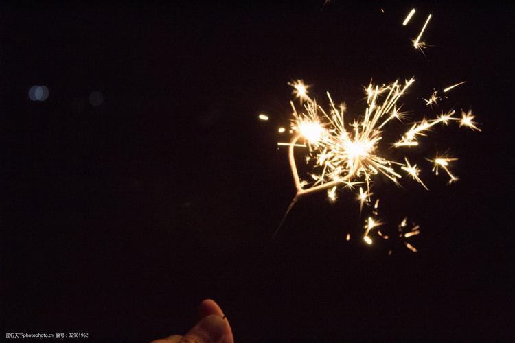 关键词:爱心形状的手持烟花 爱心 烟花 烟花棒 仙女棒 唯美 文艺 壁纸
