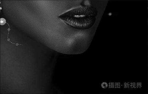 女性的嘴唇在黑色白色颜色