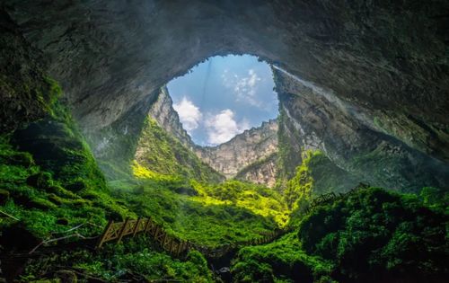 这一片区为典型的喀斯特地貌,峰峦涌翠,山石屹立,森林茂密,天坑,洞穴