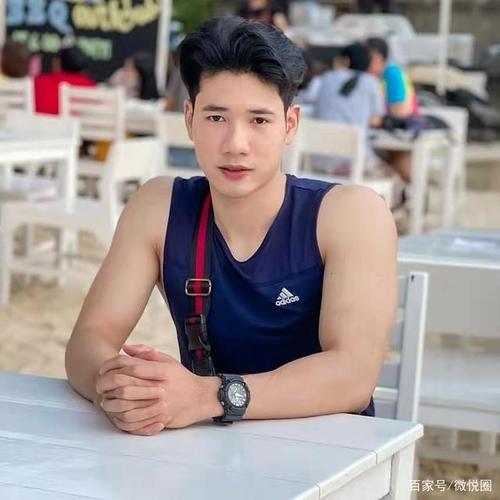 他不是那种油嘴滑舌的男生,看上去多少还是有些腼腆的,甚至有些许木讷