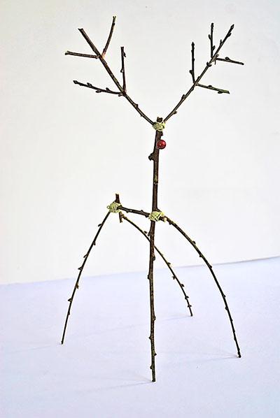 枯树枝的手工diy并非想像中的难,没有什么固定的规则,只要树枝足够