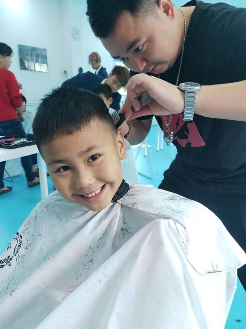 铸恒:理发师叔叔,妈妈说要把我的头发剪短一点
