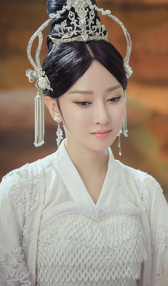 原创萨顶顶罕见素颜遭表扬早这身打扮早就火了