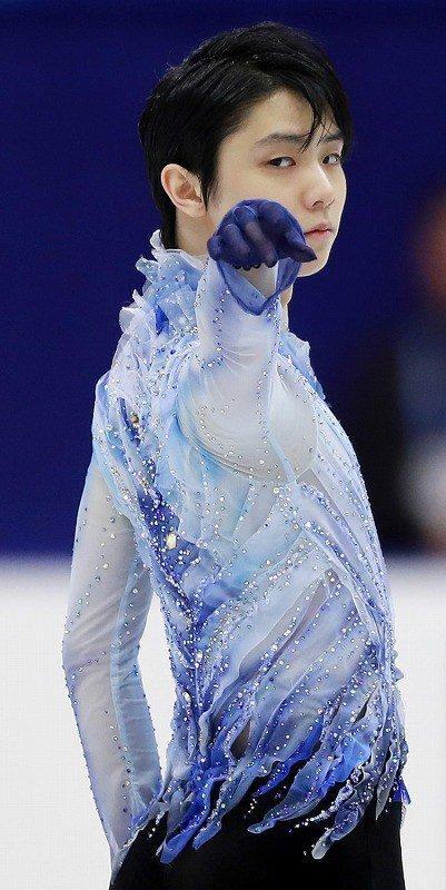 闪到摄像机失焦!羽生结弦这件战袍,冰川般深邃,冰火交融之歌