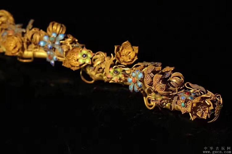 【清乾隆银鎏金花丝镶嵌宝石如意】