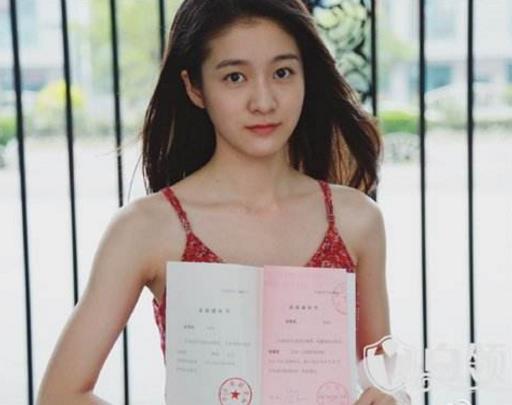 张雪迎托腮翘美腿:张雪迎个人资料简介和张雪迎图片