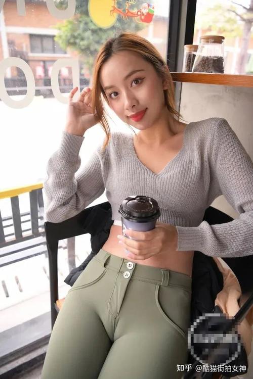 街拍女神露脐灰毛衣紧身裤的小姐姐