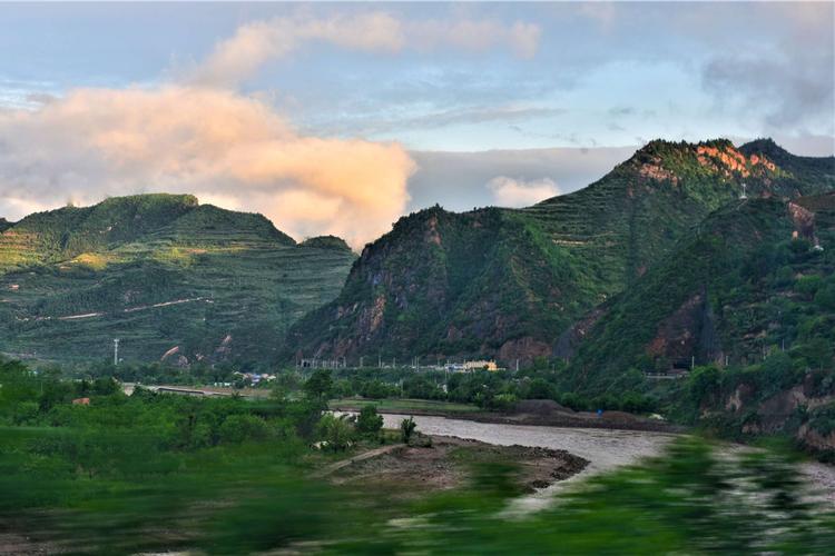 的秦岭,裹挟着大量黄土泥沙的渭河蜿蜒曲折的流淌在这崇山俊岭之间