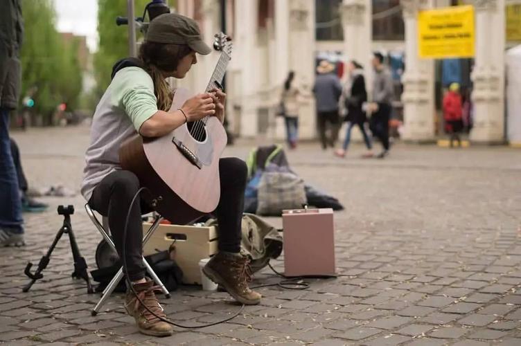 "波特兰"女指弹吉他手amber russell为了继续自己的梦想,坚持街头卖艺