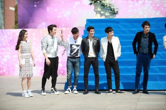 《跑男》鲜肉团pk腊肉团:邓超包贝尔闷骚表情激萌