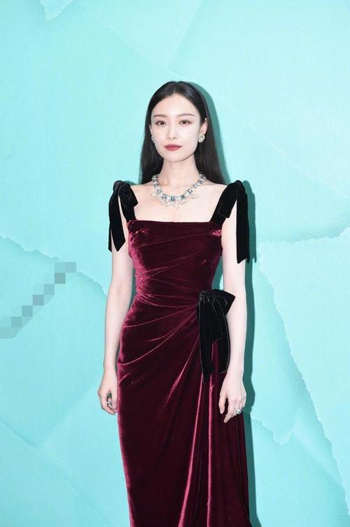 众女星红毯斗艳:霍思燕露香肩,倪妮高雅贵气,宋祖儿小发福