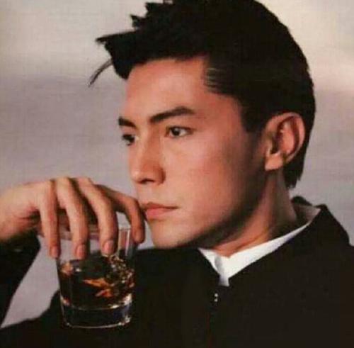 原创尊龙小时候被卖去学戏,高颜值的他被发现,现如今68岁孤独一人