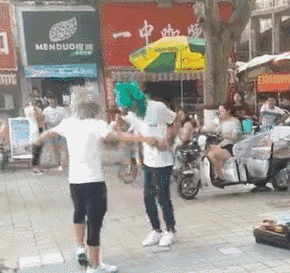 商丘步行街惊现杀马特喊麦,这尬舞看的我好尴尬!