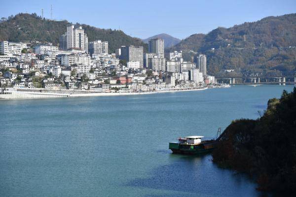 汉江与紫阳县城景色(11月23日摄,无人机照片).