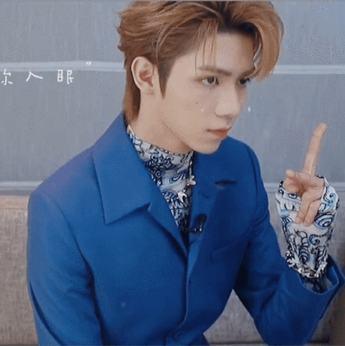 罗一舟拍立得自拍花絮,蓝色西装又帅又迷人