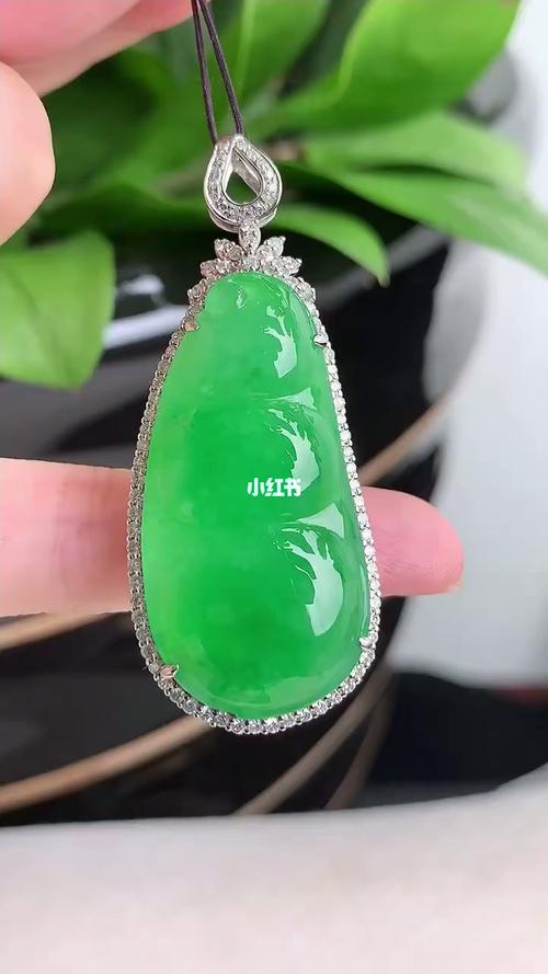 丰源轩翡翠: 18k伴钻镶嵌满绿翡翠福豆吊坠, 完美,整体尺寸51.7-20.