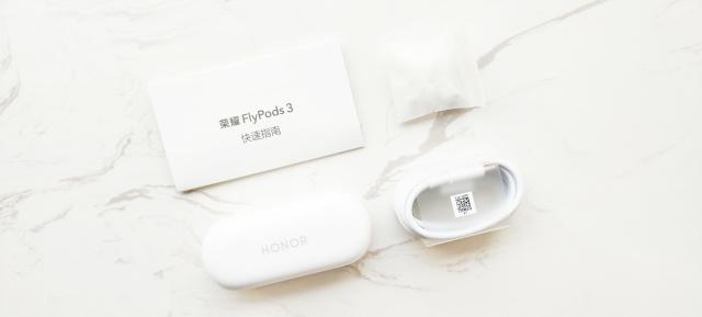 耳边的白色精灵荣耀flypods3真无线降噪耳机