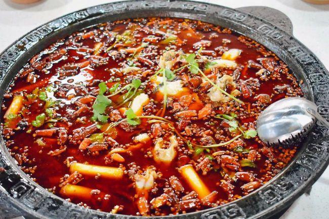 活鱼现捞现杀神木新开的重庆肥肠鱼火锅麻辣鲜嫩吃一条还送一条啤酒