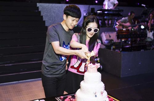 张杰谢娜结婚纪念日&黑池新品玫瑰花