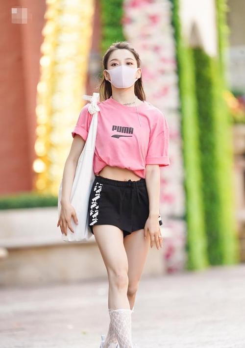 姜贞羽终于会打扮了,当她把"豆汁袜"穿到透光后,直男