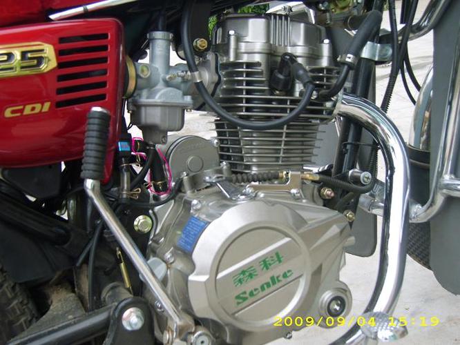 谁知道摩托车发动机上这根管子的作用?有图