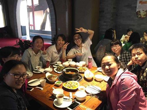 社交规则:参加饭局吃什么饭并不重要,和什么人吃饭却非常重要