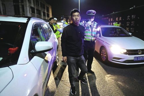 一名涉嫌酒驾的司机弃车逃跑后被交警抓了回来.