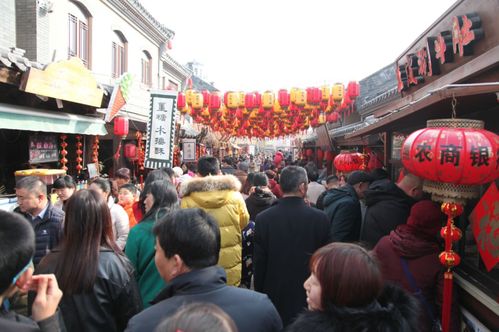 庙会现场,人头攒动,人潮涌动,一派热闹景象,放眼望去,人声鼎沸,到处是