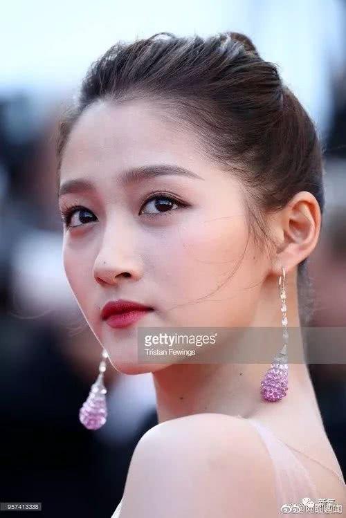 这对比挺明显的吼.虽然关晓彤脖子